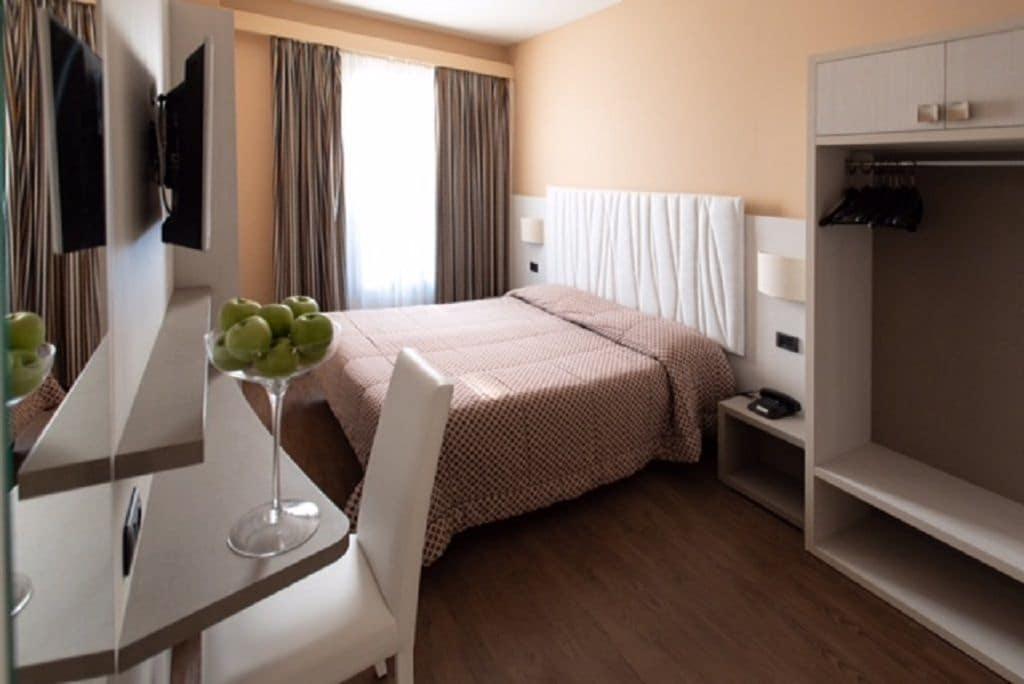 Hotel Enrichetta Дезенцано-дель-Гарда Екстер'єр фото