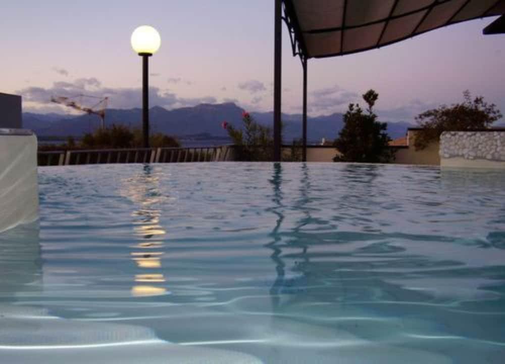 Hotel Enrichetta Дезенцано-дель-Гарда Екстер'єр фото