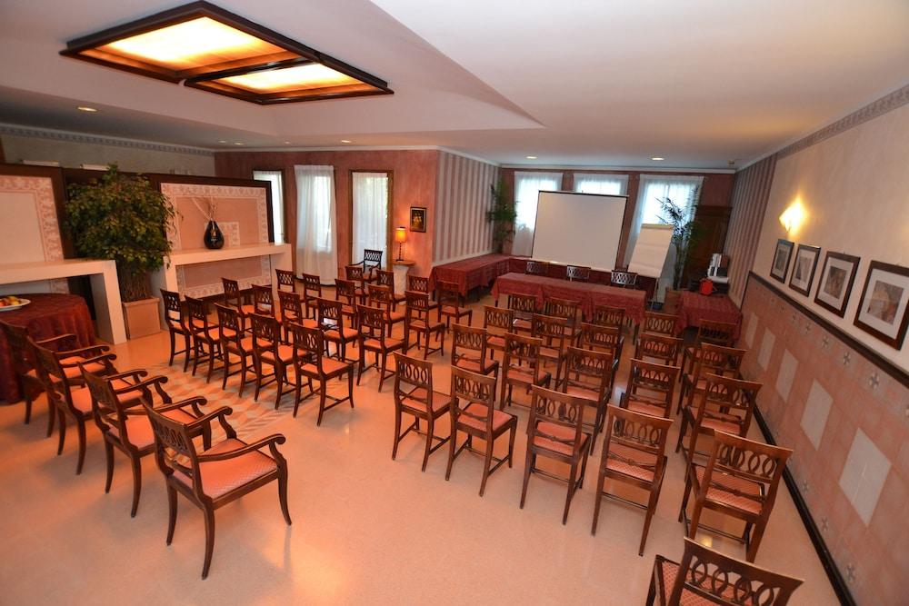 Hotel Enrichetta Дезенцано-дель-Гарда Екстер'єр фото