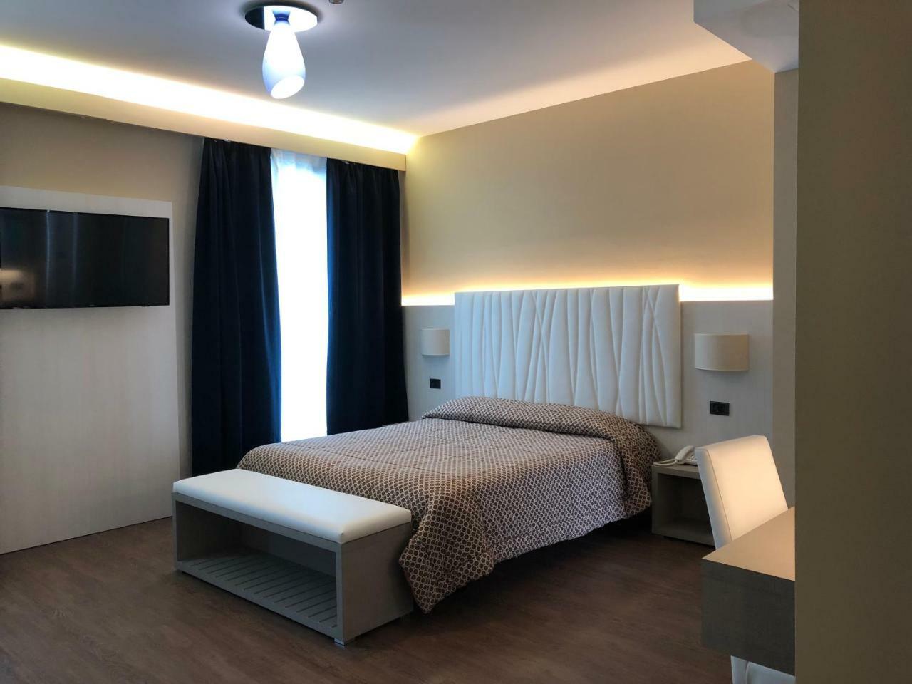 Hotel Enrichetta Дезенцано-дель-Гарда Екстер'єр фото